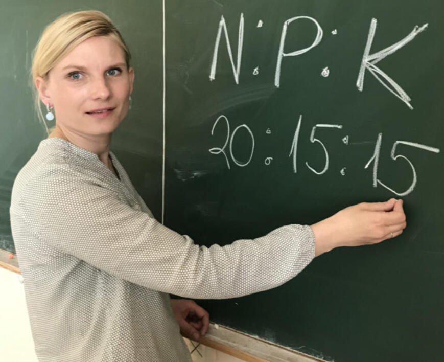 Kuidas sai rätsepmeister Kiir näpud mulda ehk pea ees aednikuks. Rahvaülikooli blogi. Taisi Oss juhendamas. Fotod: erakogu